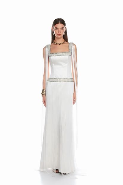 Abendkleid aus Knochenweiß mit eckigem Ausschnitt und Quasten